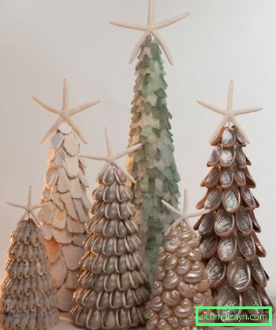 Topiary v podobě vánočního stromu vyrobeného z mušlí