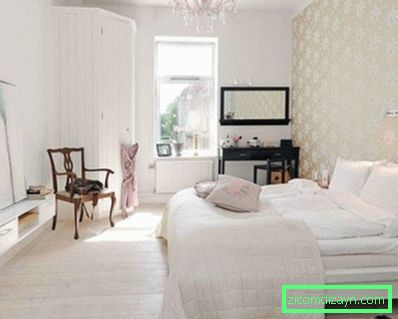 cool-skandinávský-ložnice-výzdoba-s-bílý-textil-lůžka-a-krásný-lustr-také-moderní-tapety-přidán-černý-laminovaný-dřevo-marnost
