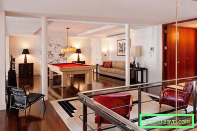 moderní-elegantní-interiér-obývací pokoj-design-of-the-luxus-penthouses-new-york-s-červené a bílé-kombinace-barva-of-the-obývací pokoj-to-kombinované- dřevěné podlahy a také dřevěné dveře uvnitř