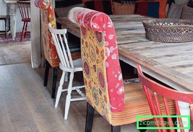 Různé židle v interiéru kuchyně v rustikálním stylu